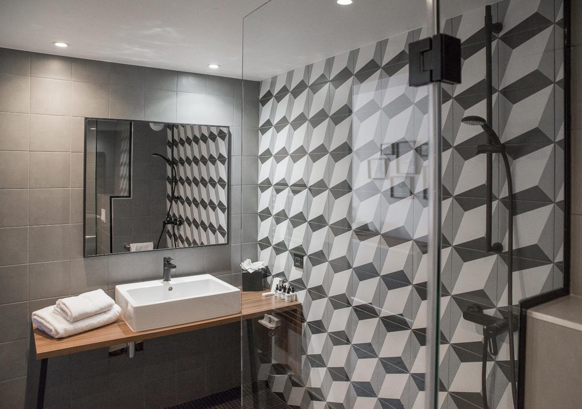 Double Room Shower,1260672658:JPEG