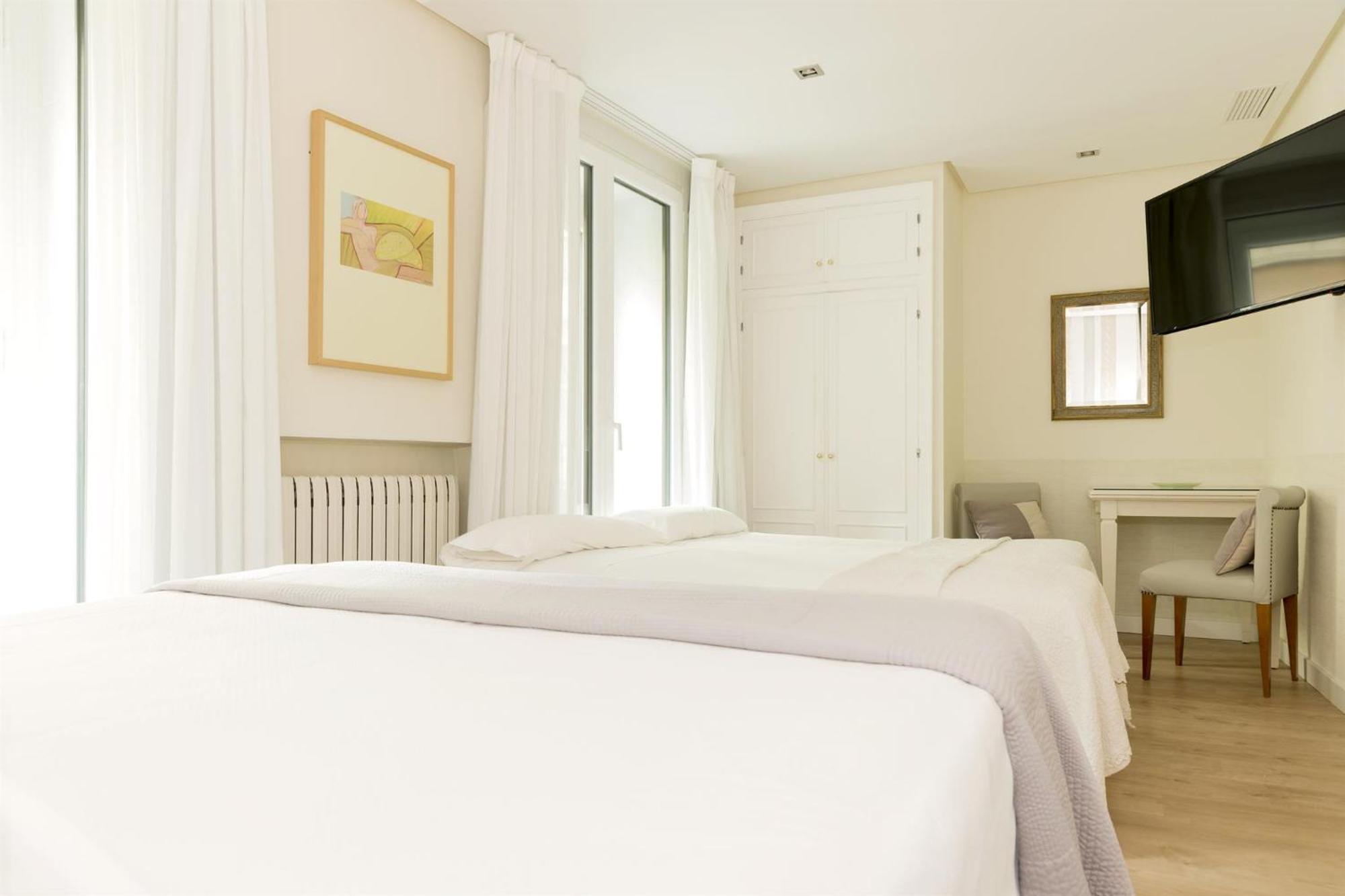 Double Room with 2 Extra Beds,1498697380:JPEG