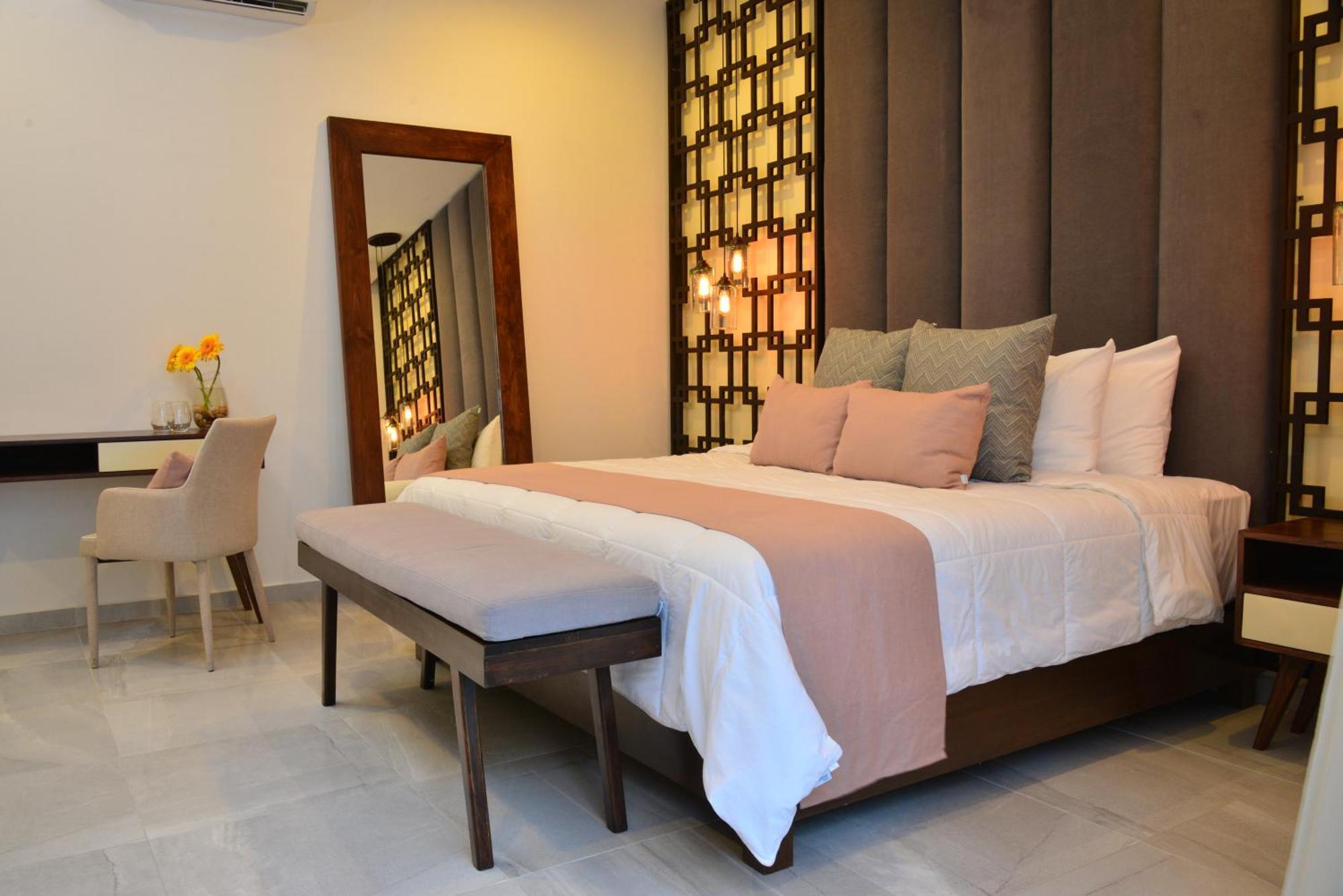 Grand Deluxe Room Pool Side