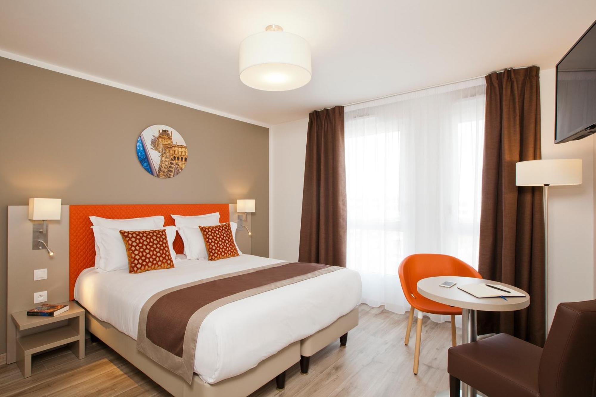 Studio Double Bed or Twin Beds,843479309:JPEG