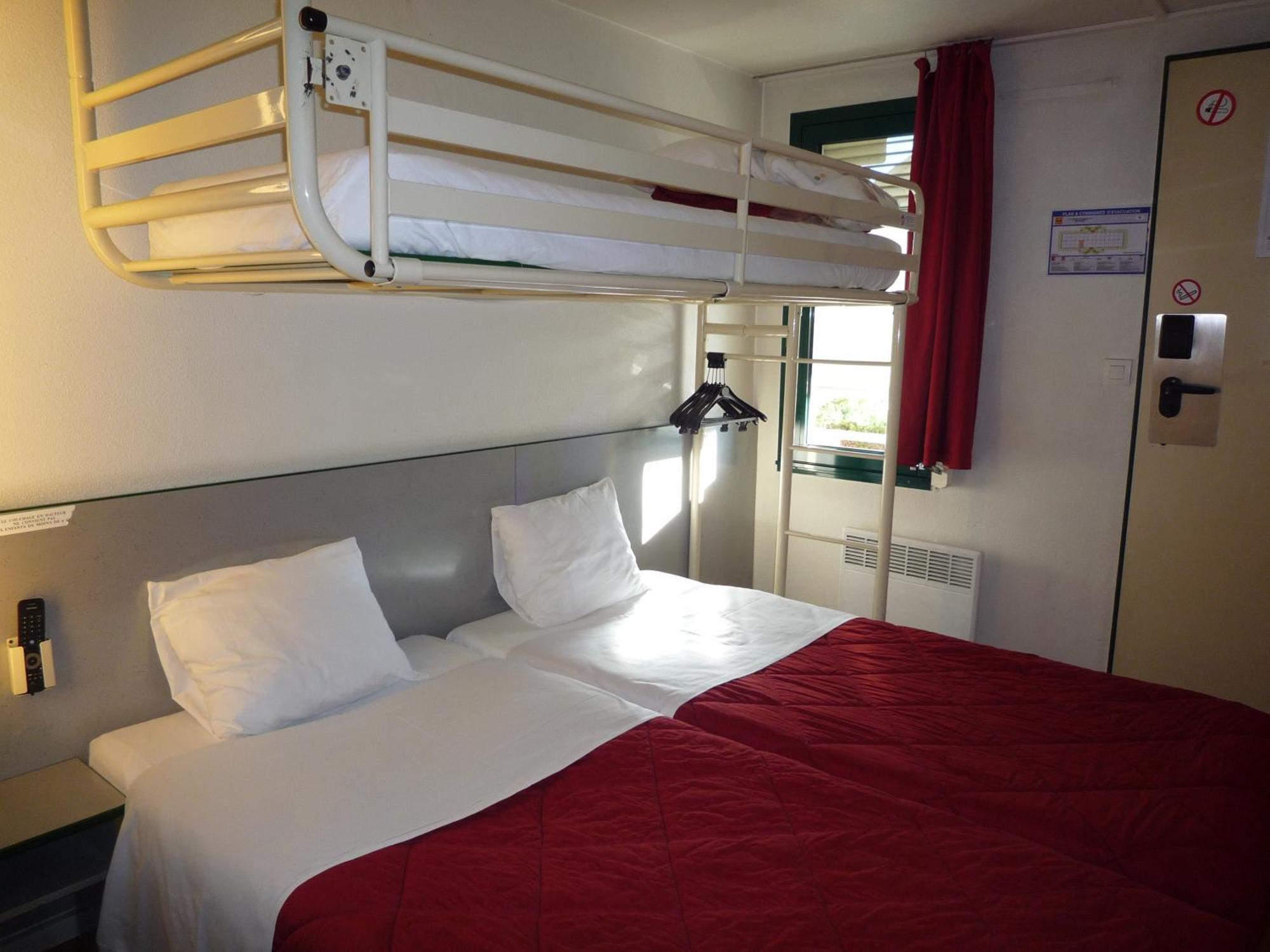 Triple Room 3 Singles Beds