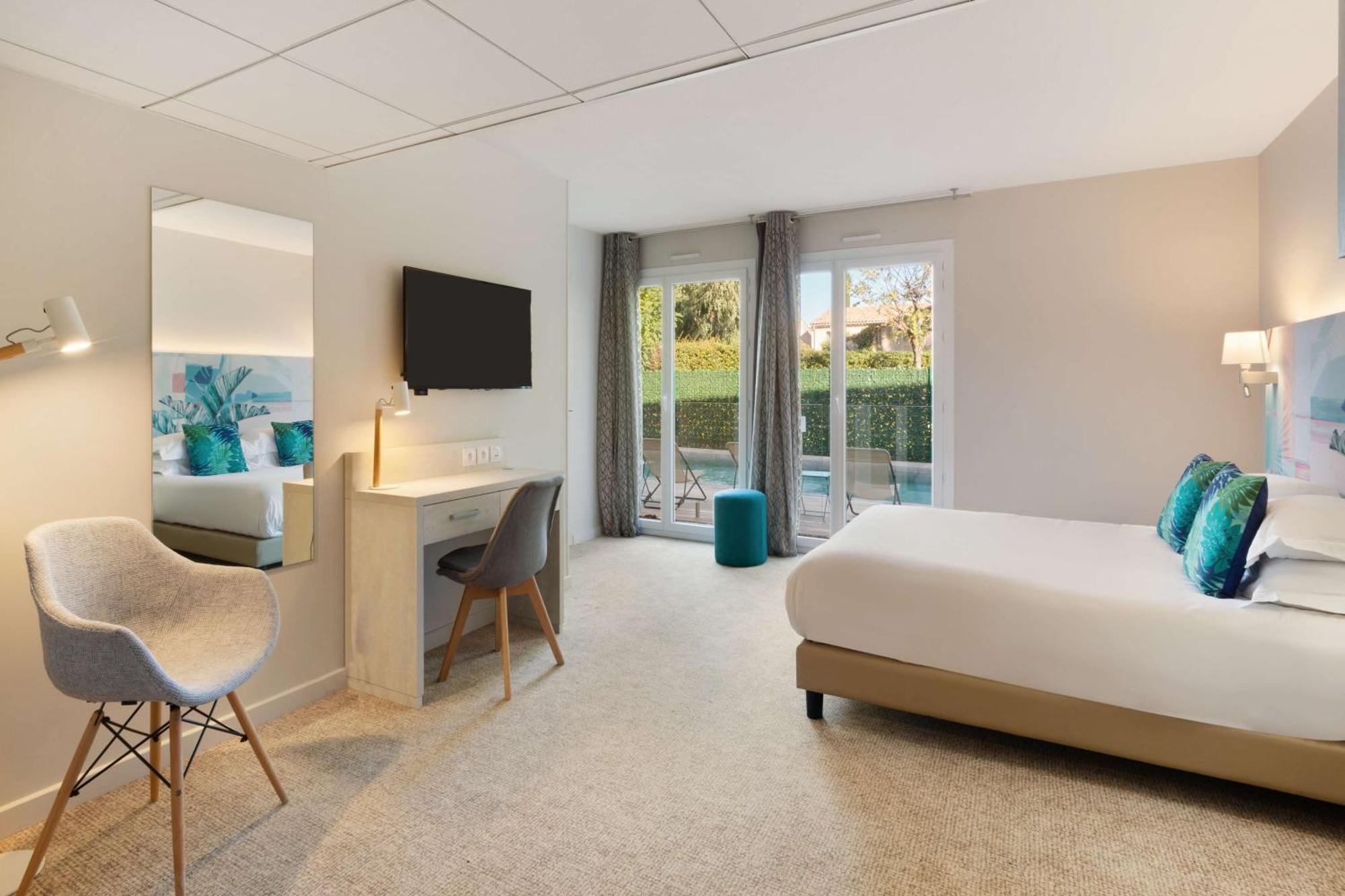 Deluxe Triple Room 1 King 1 Single Bed Non-Smoking,1215183424:JPEG