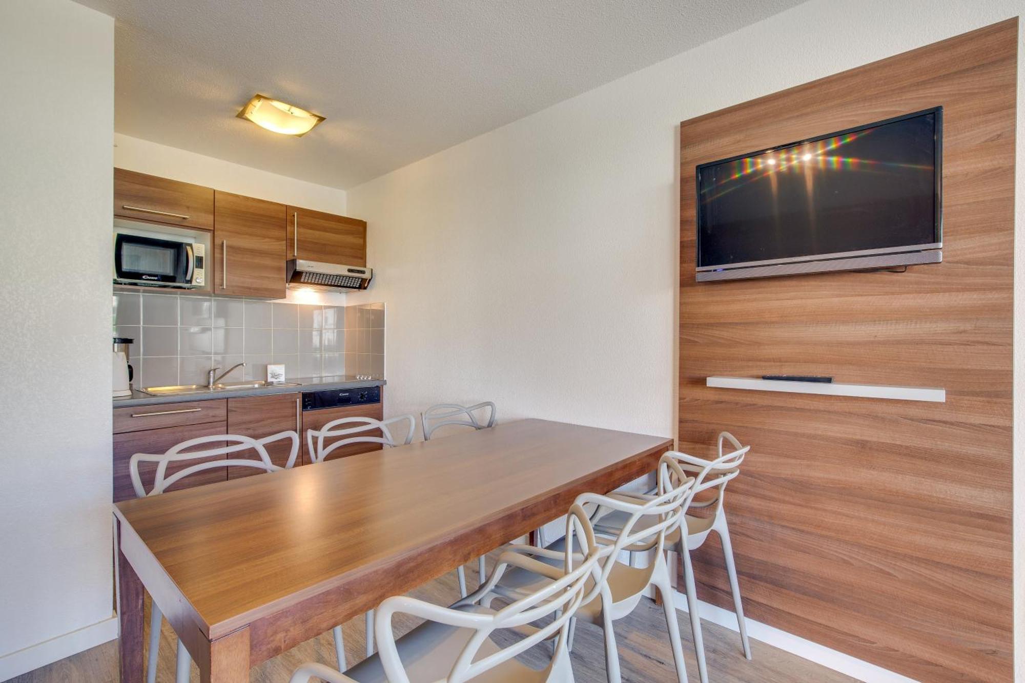 Two-Bedroom Apartment with Balcony,1215188239:JPEG