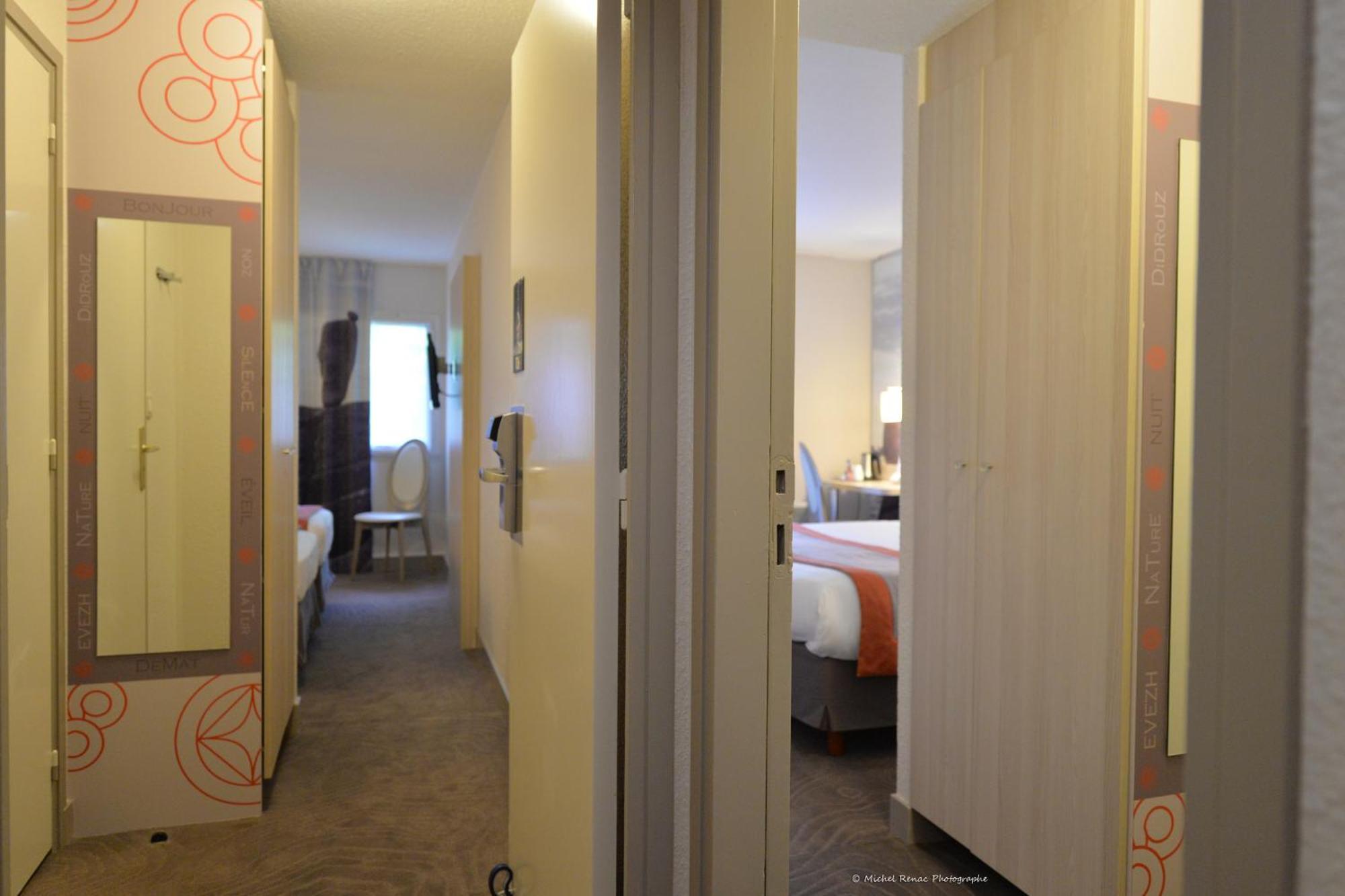 Family Room One Queen Bed Two Single Beds Non-Smoking,1279364890:JPEG