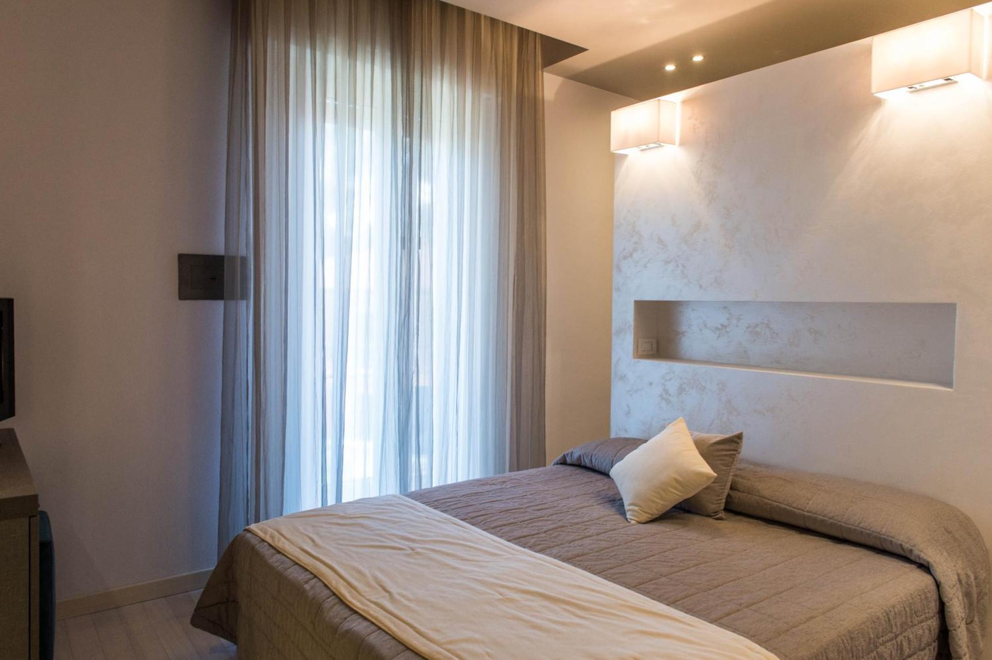 Small Double or Twin Room,1216018450:JPEG