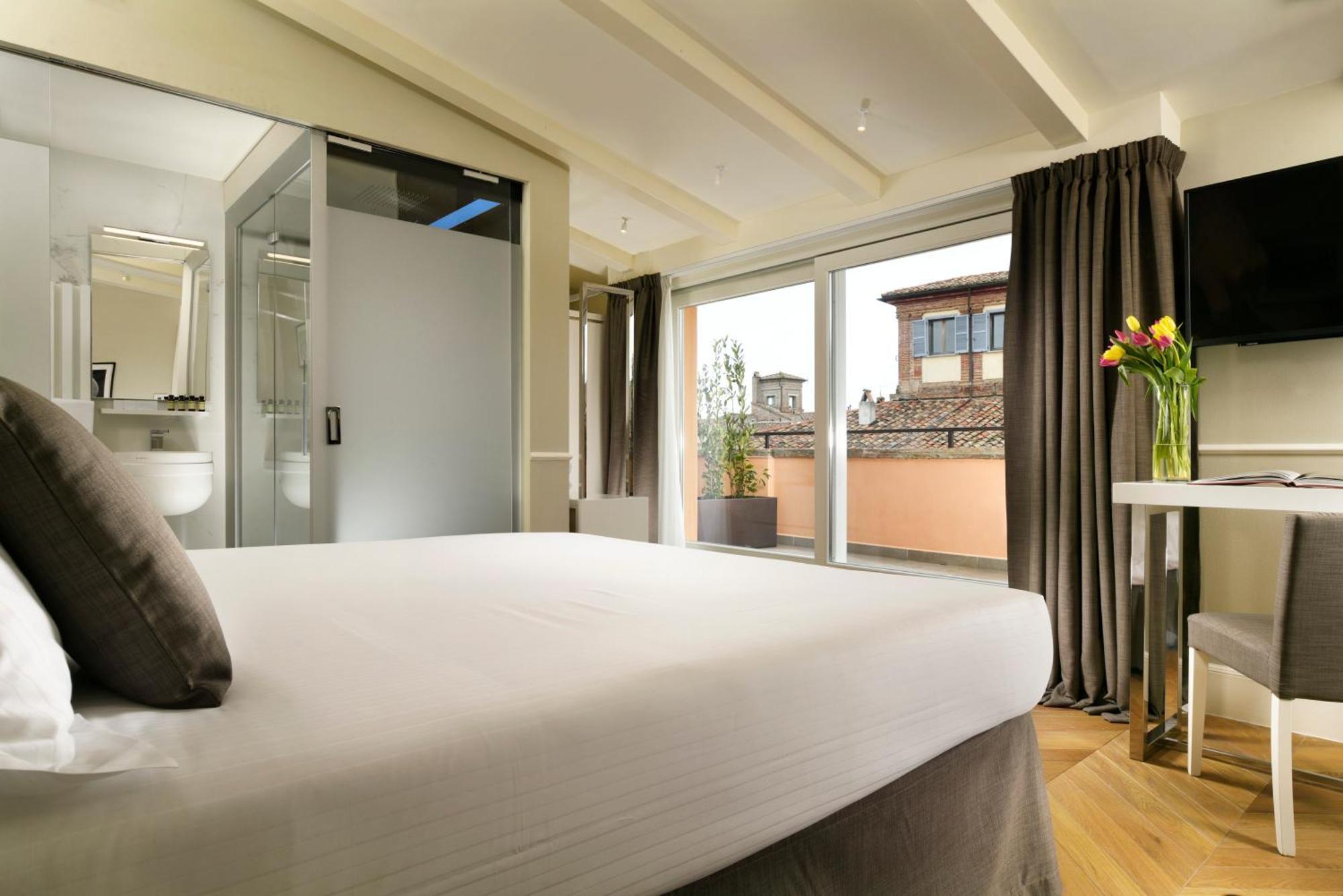 Deluxe Double Room Shower