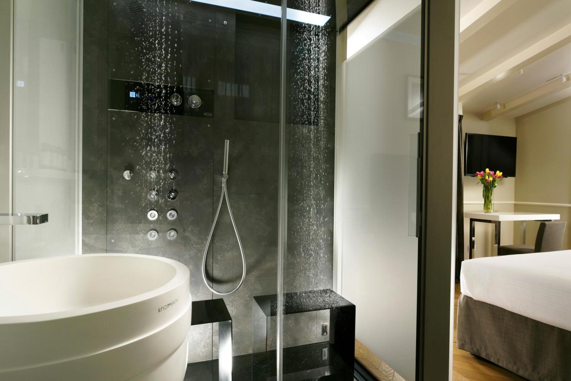 Deluxe Double Room Shower