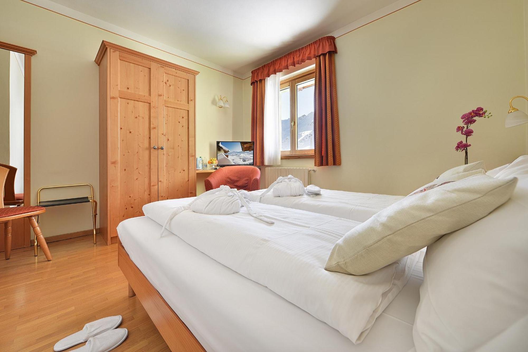 Standard Double or Twin Room,945331687:JPEG