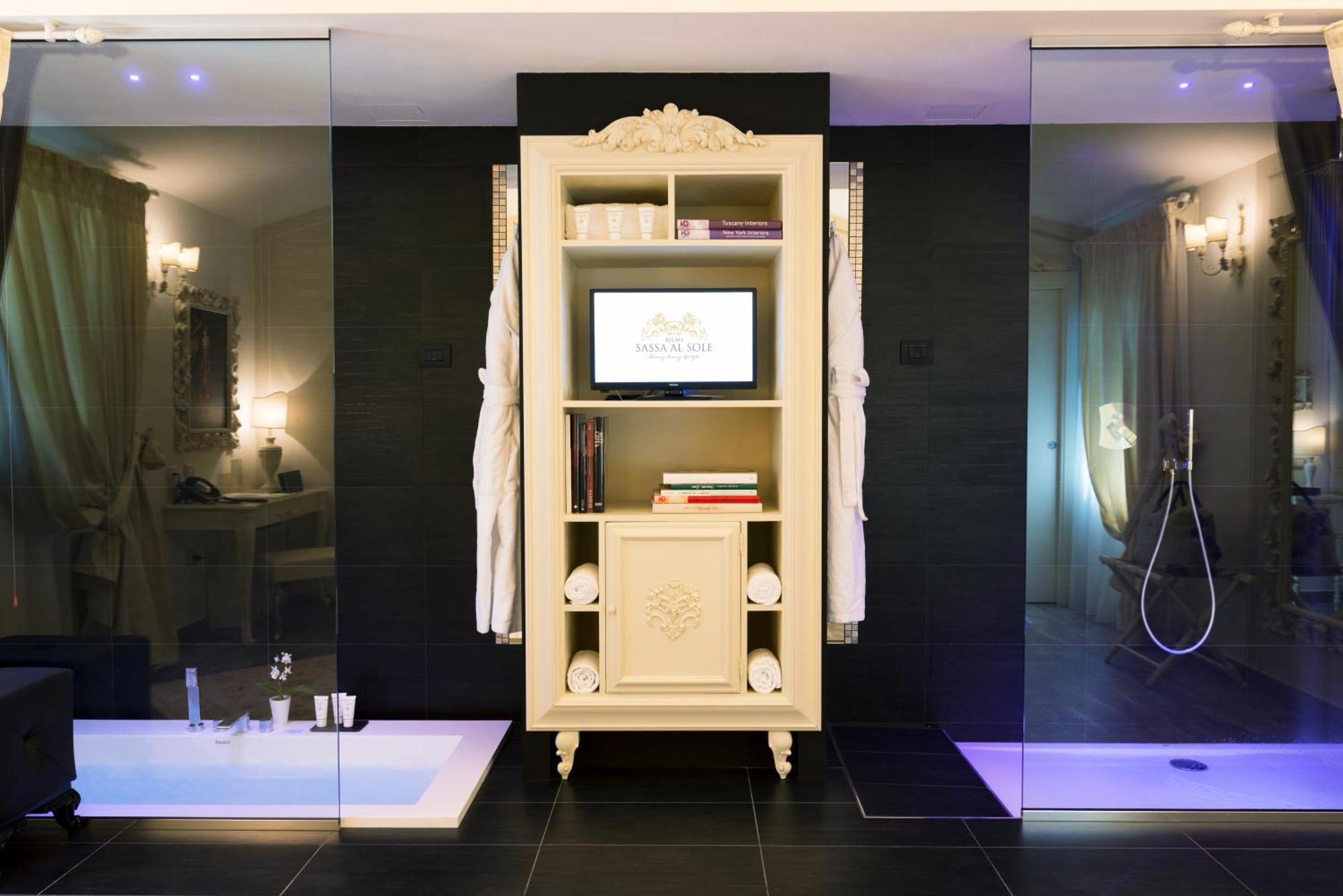 Deluxe Suite Spa Bath