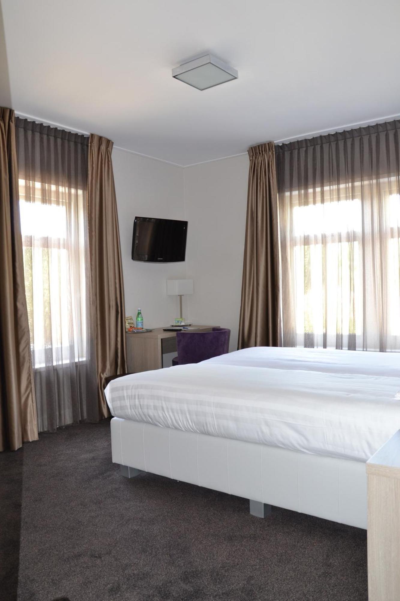 Small Double Room,64717918:JPEG