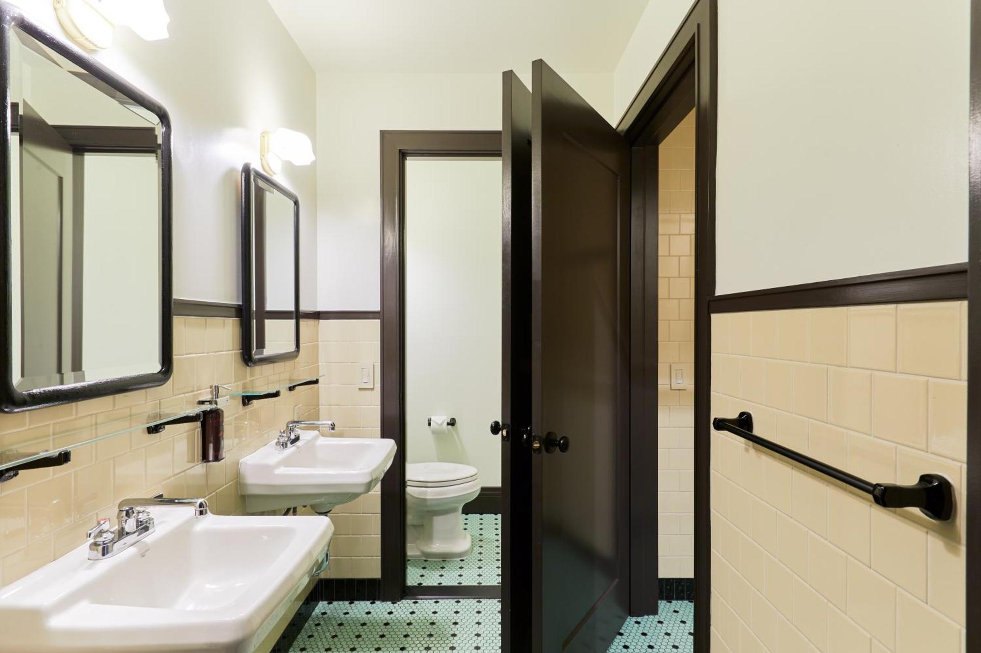 Bed in Six-Bedroom,1217058829:JPEG