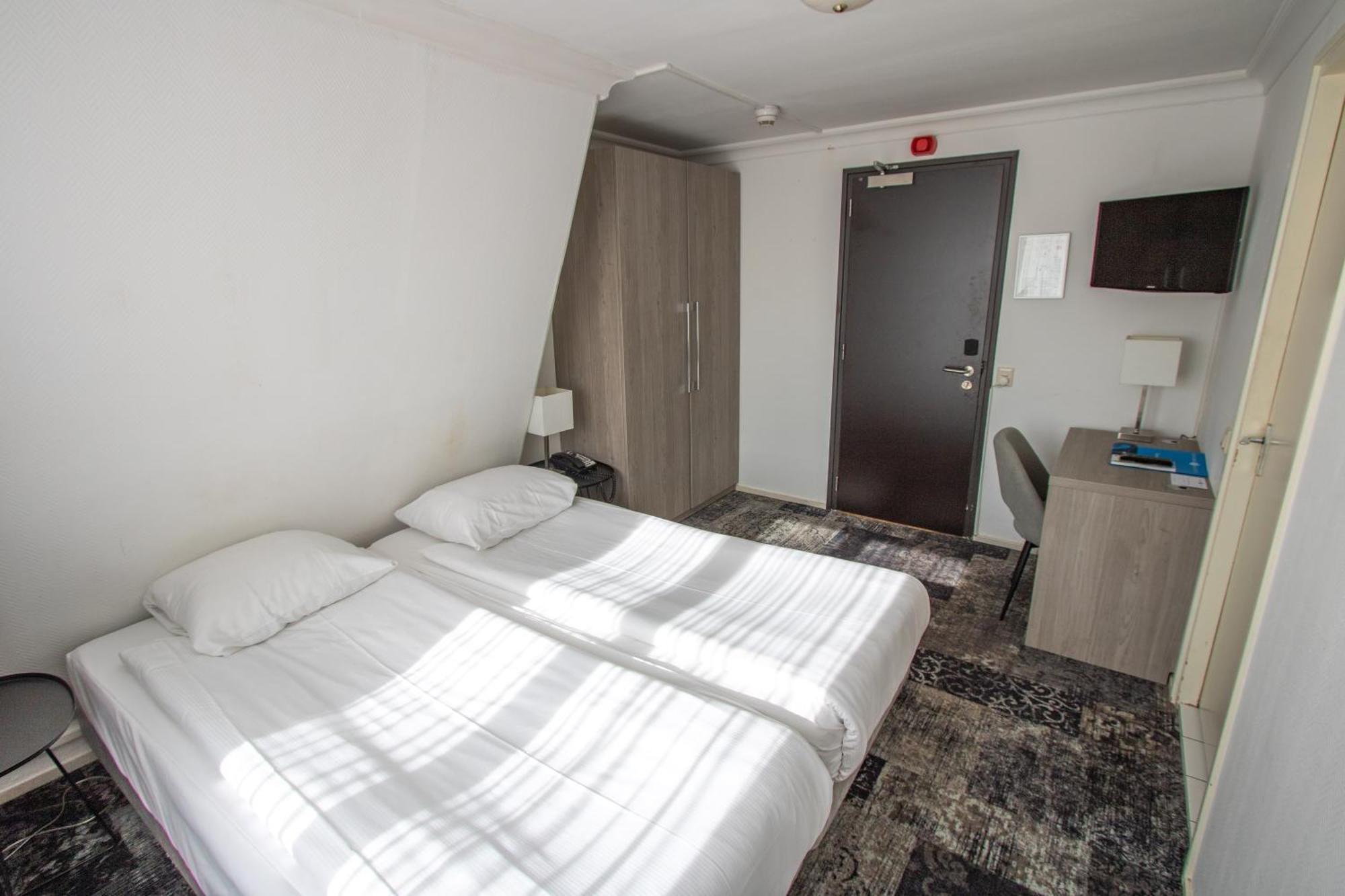 Small Double Room,847136726:JPEG