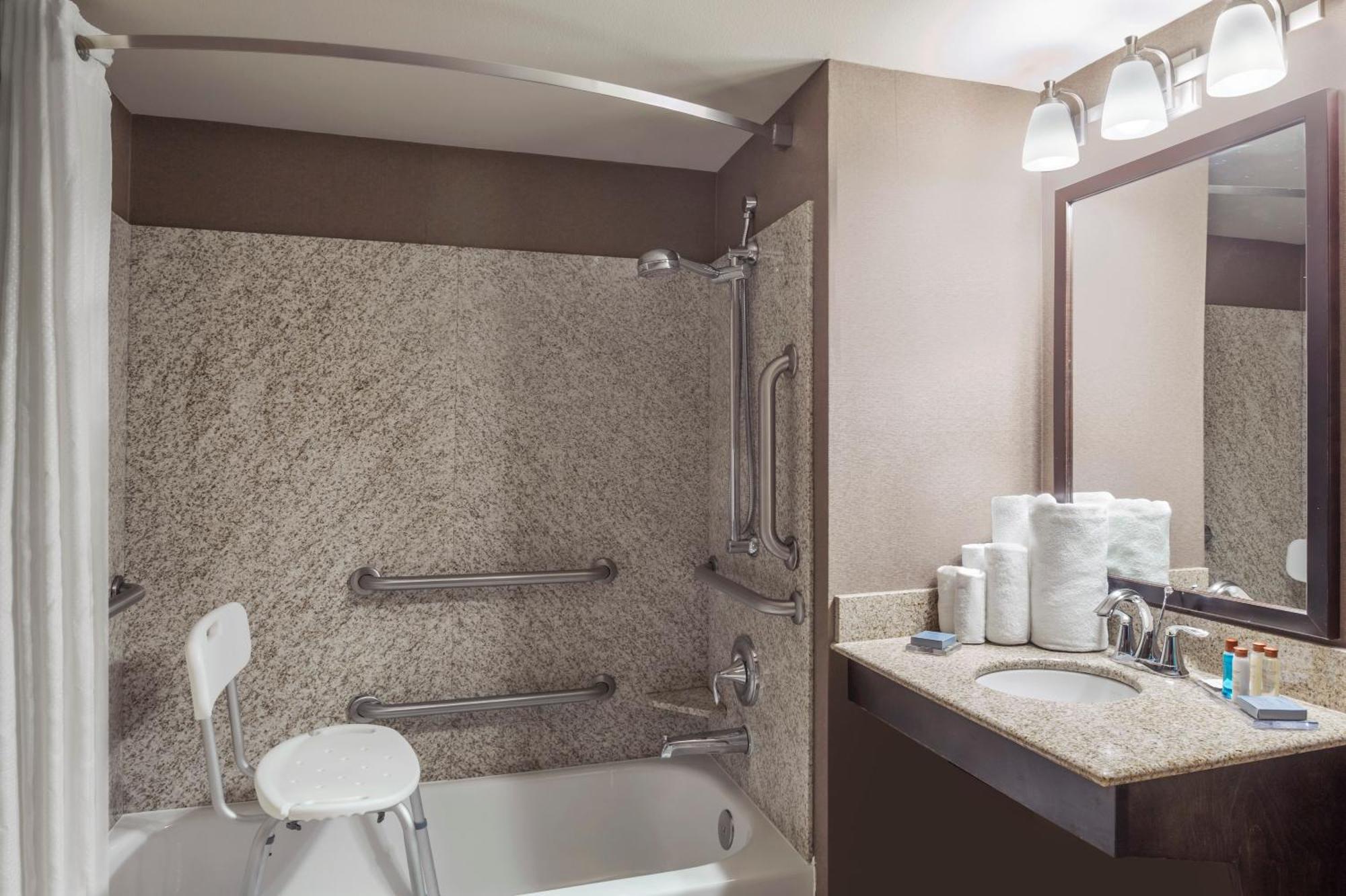King Room with Bath Tub - Mobility Accessible/Non-Smoking