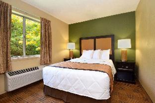 Deluxe Studio 1 Queen Bed Non-Smoking
