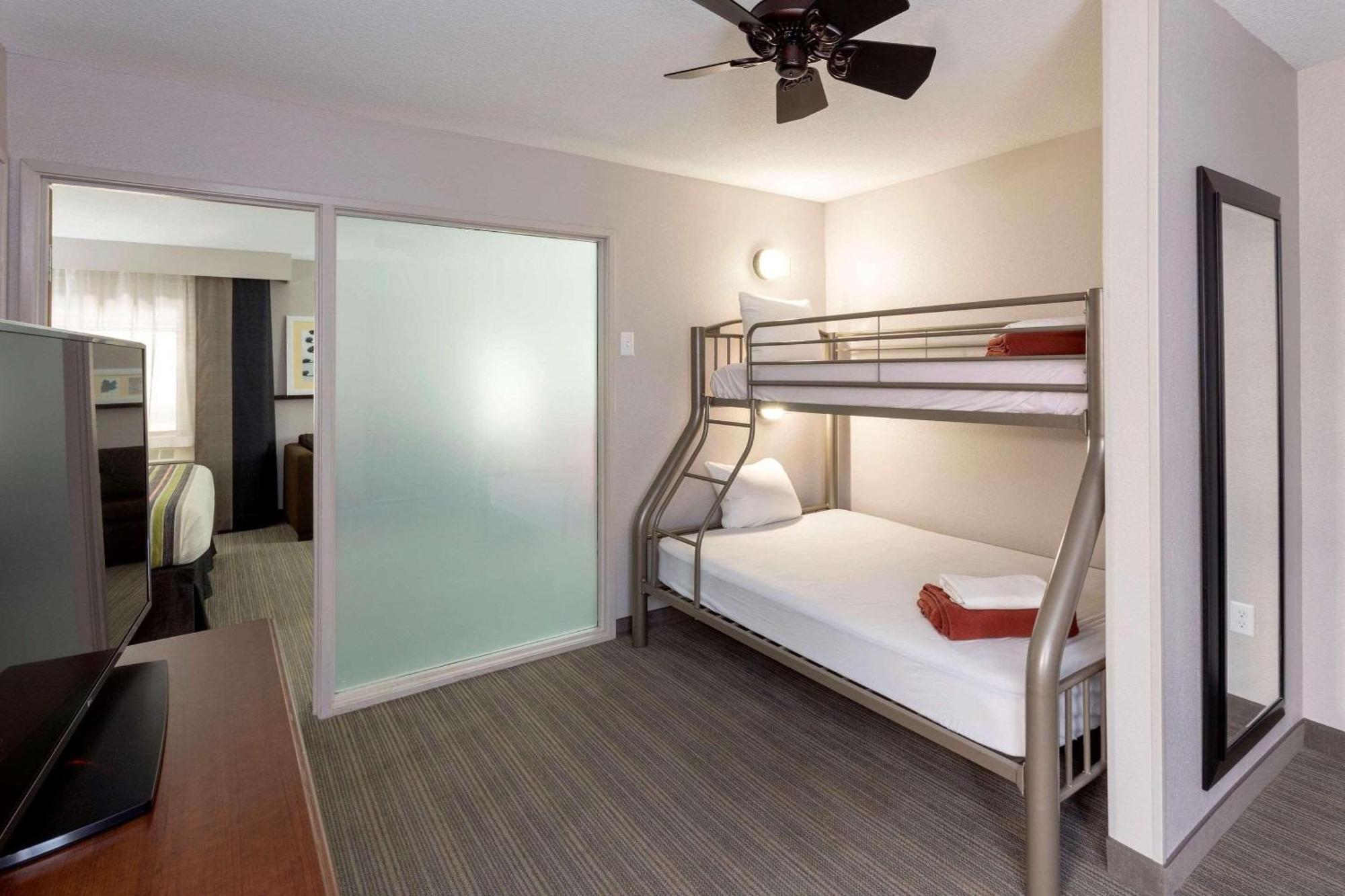 One-Bedroom King Suite with Bunk Beds