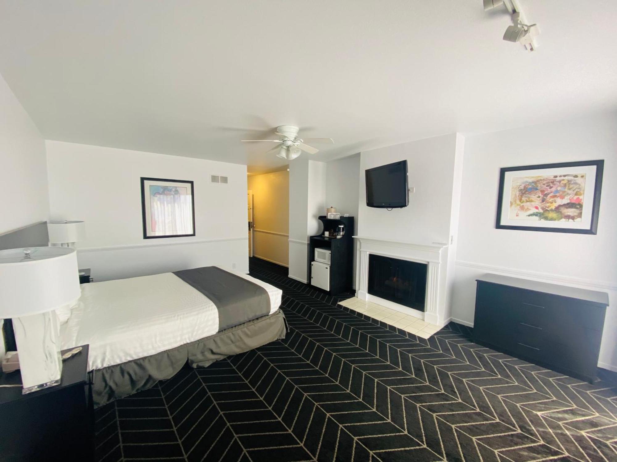 Deluxe Room 1 King Bed fireplace balcony non smoking