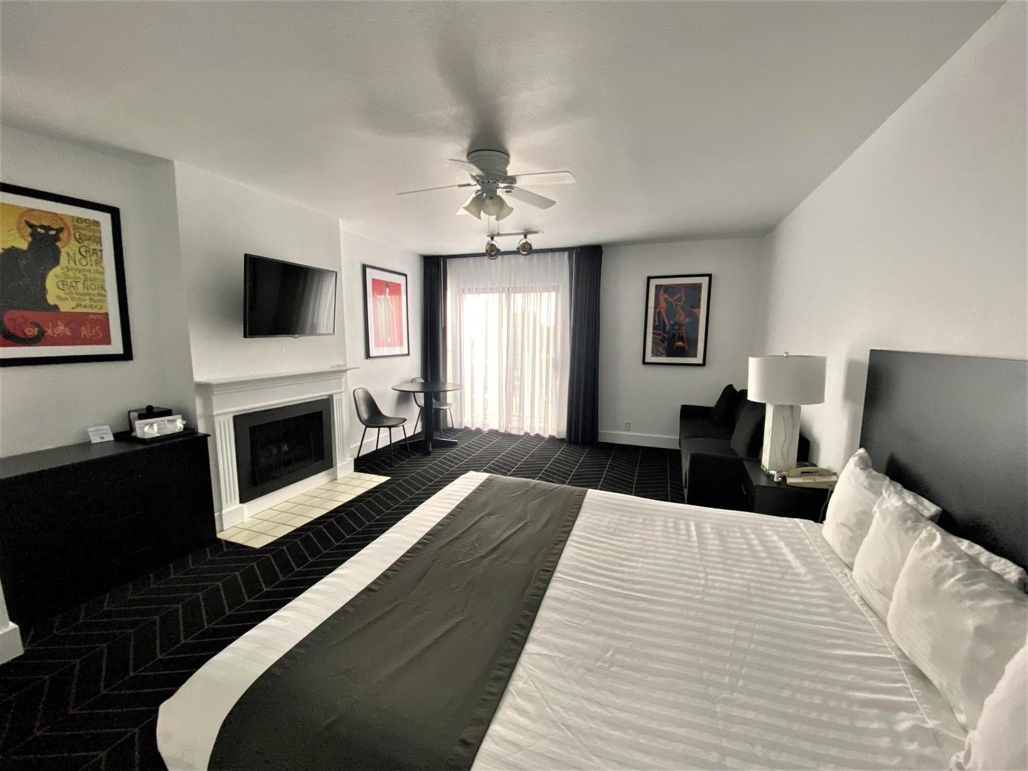 Deluxe Room 1 King Bed fireplace balcony non smoking