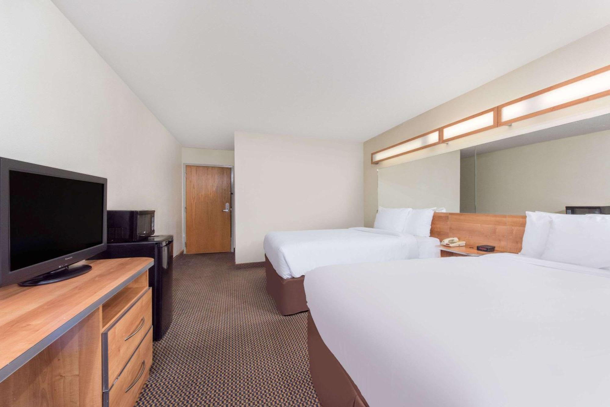 Queen Room Two Queen Beds Smoking