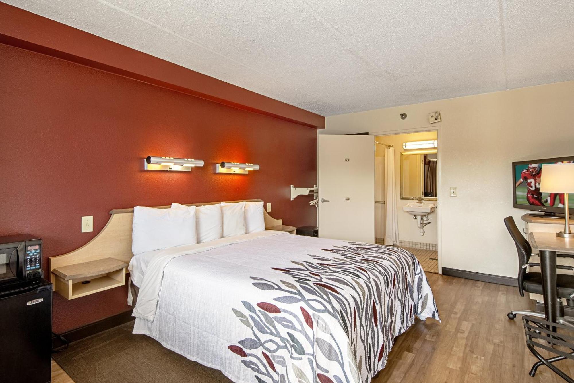 Superior King Room Disability Access Roll-ln Shower Smoke Free