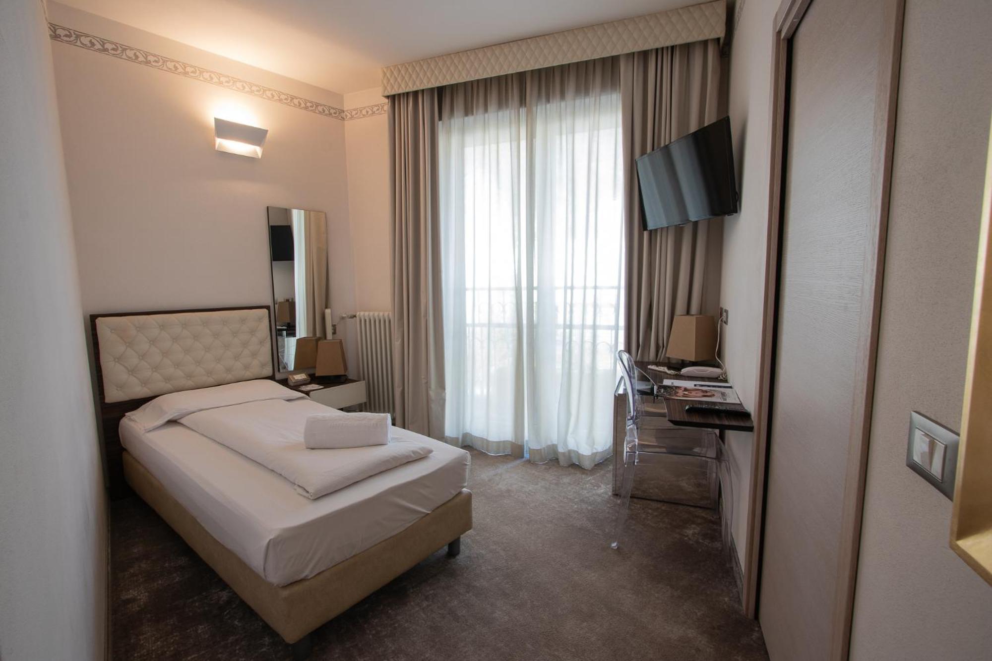 Standard Single Room,776704597:JPEG