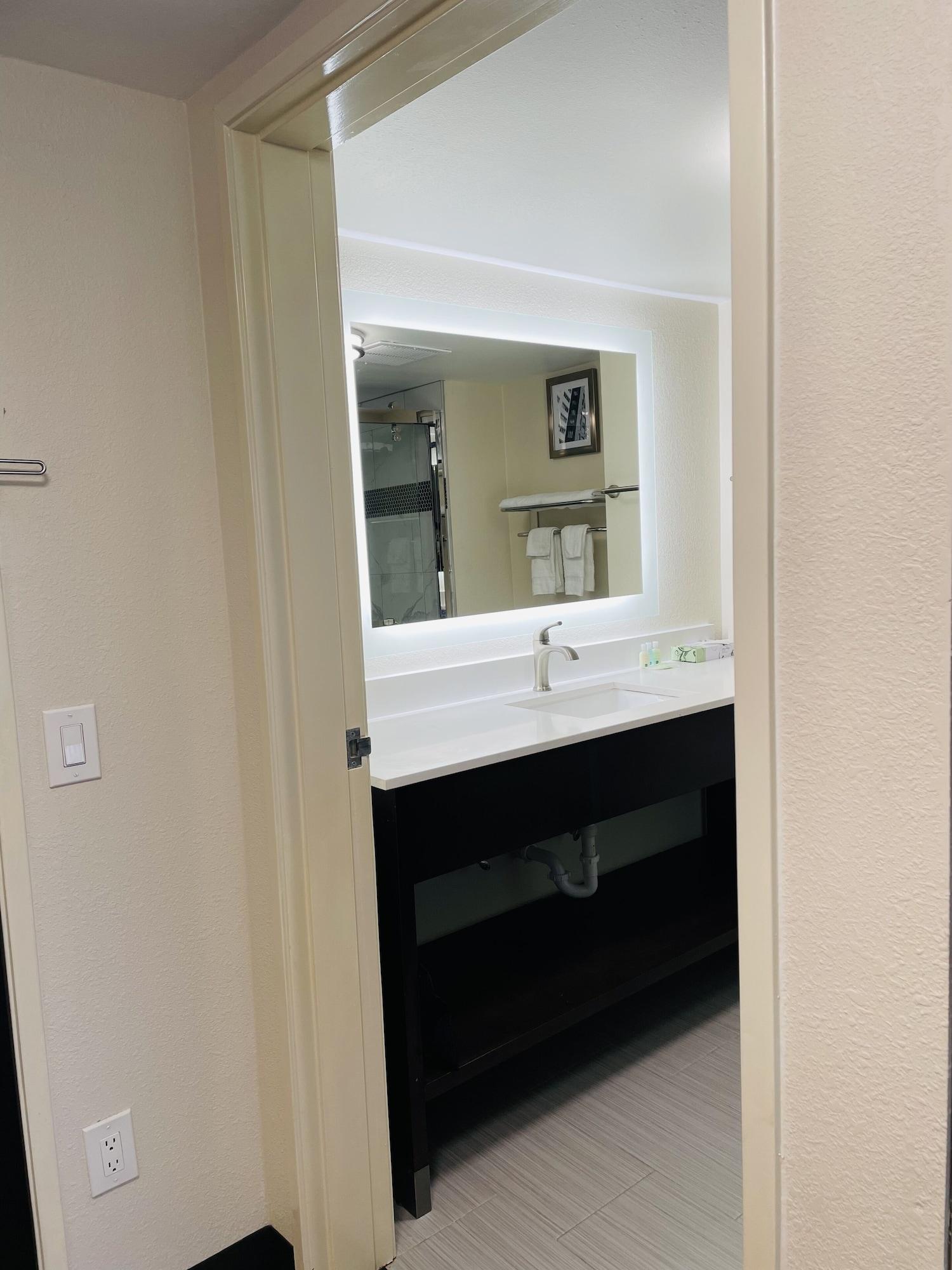 Queen Room Accessible or Nonsmoking