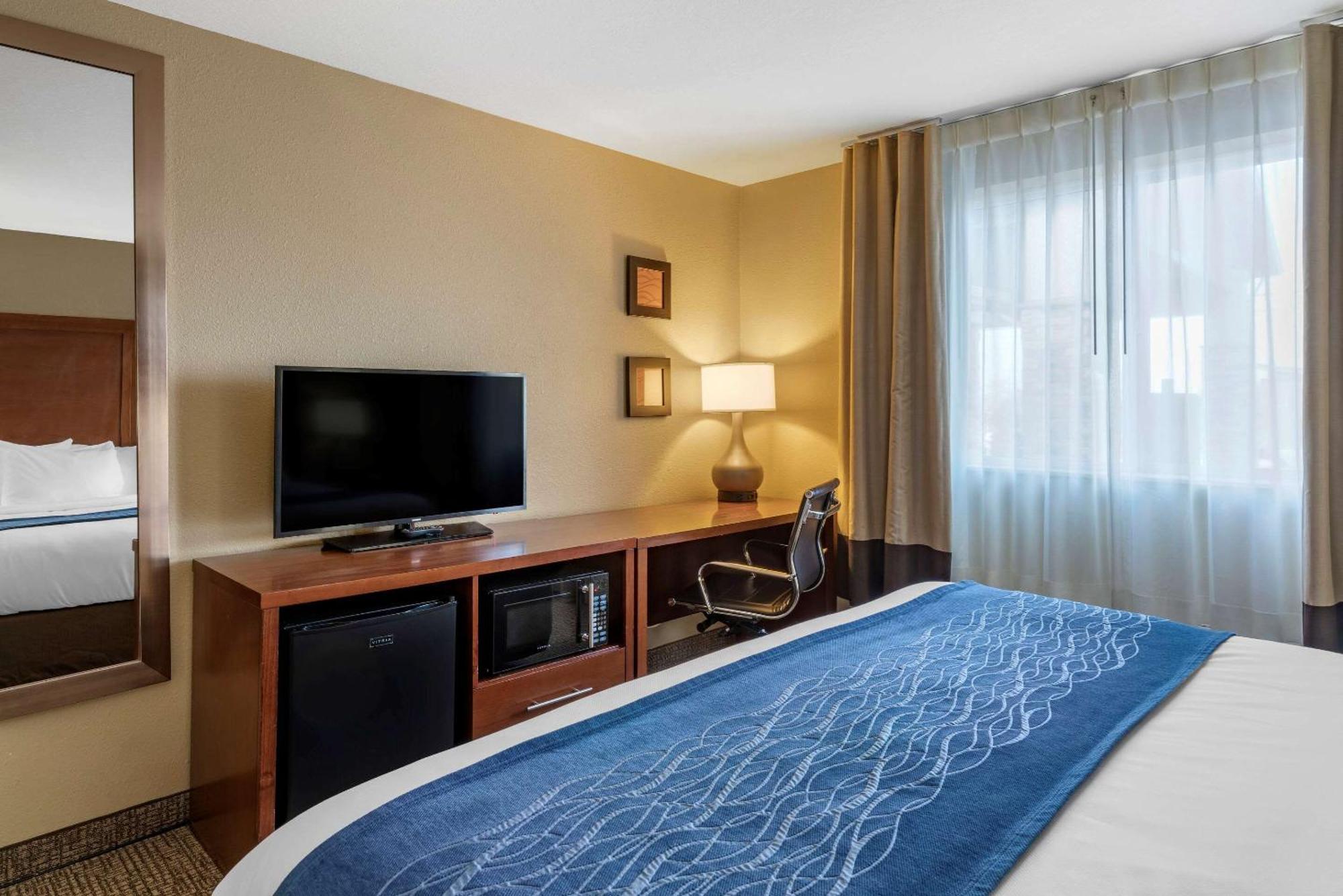 Standard King Room - Non-Smoking