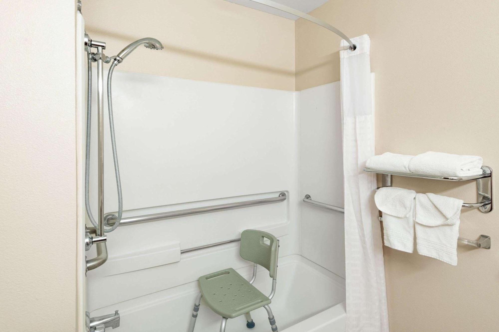King Room Bath Tub Mobility Accessible or Non-Smoking,1218831139:JPEG
