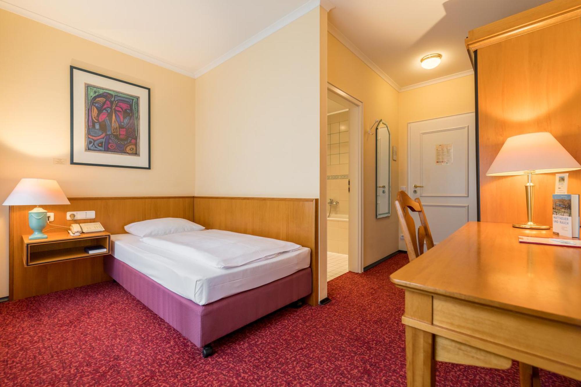 Single Room,332454406:JPEG