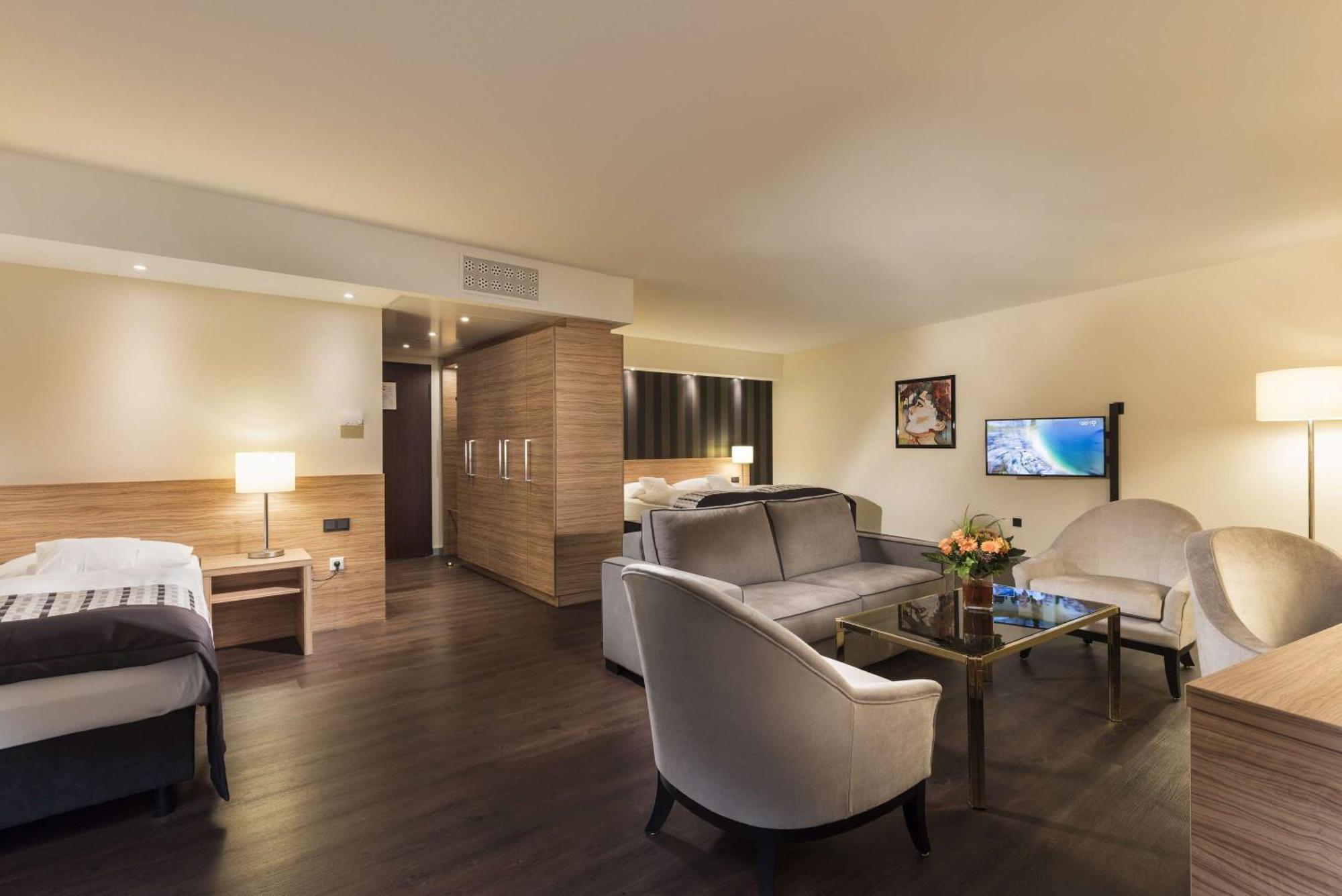 Family Room,1282418530:JPEG