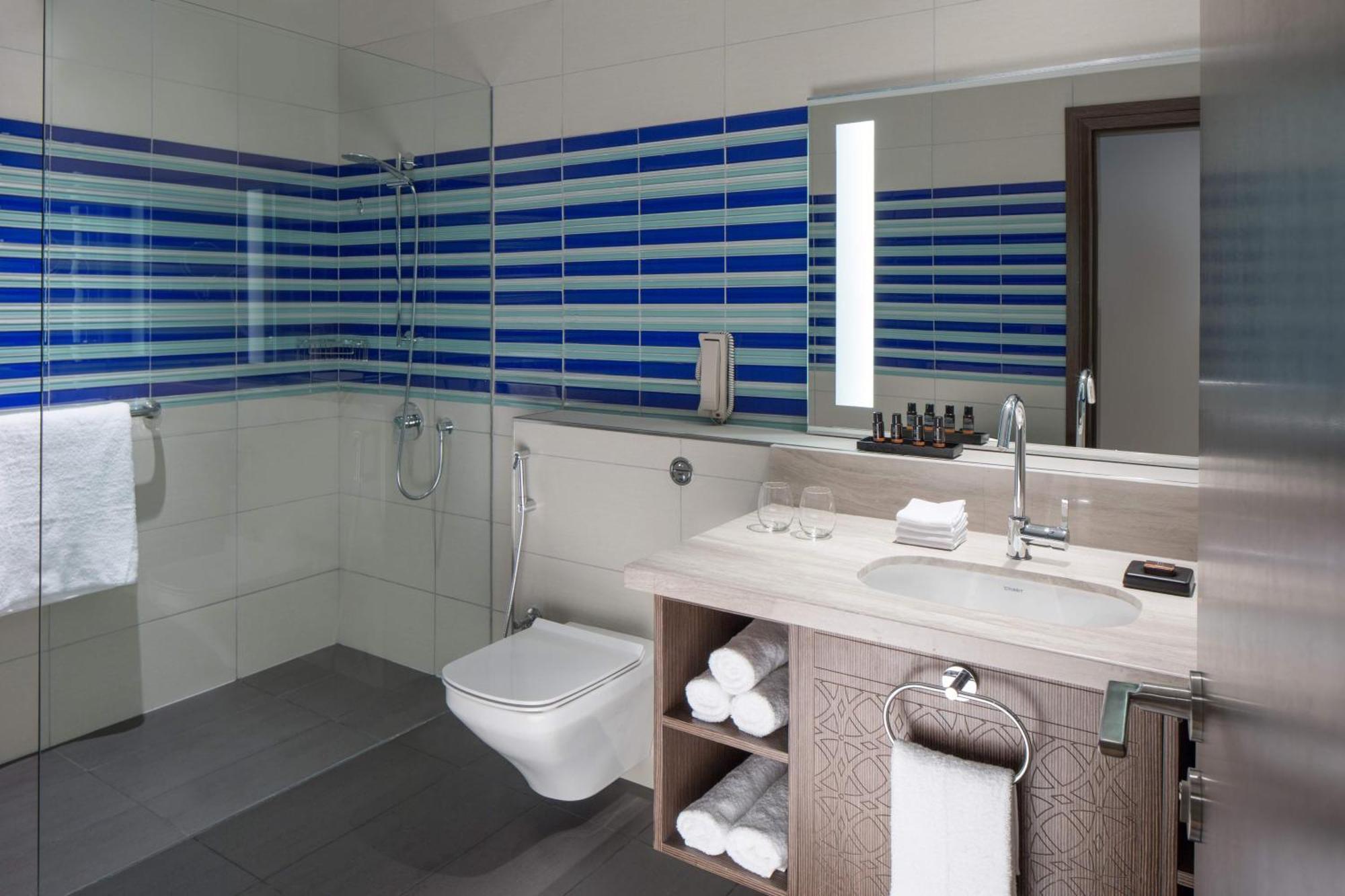 Oasis King • Outlet Mall Shuttle • Dining • Ideal Getaway,1670756774:JPEG