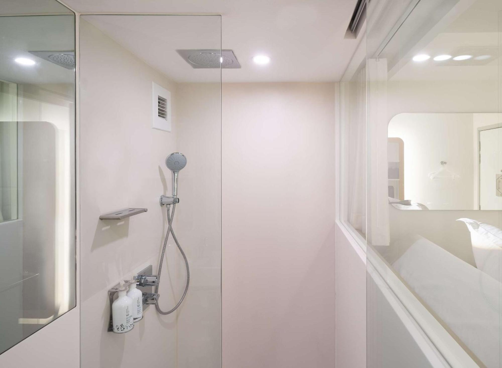 Premium Queen Cabin