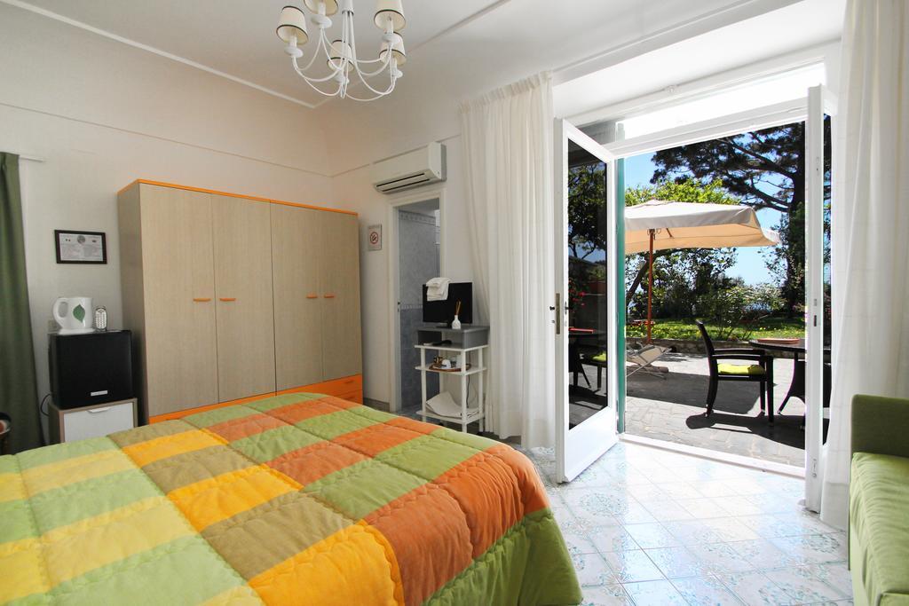 Quarto com Cama de Casal ou 2 de Solteiro e Vista do Terraço e do Mar.