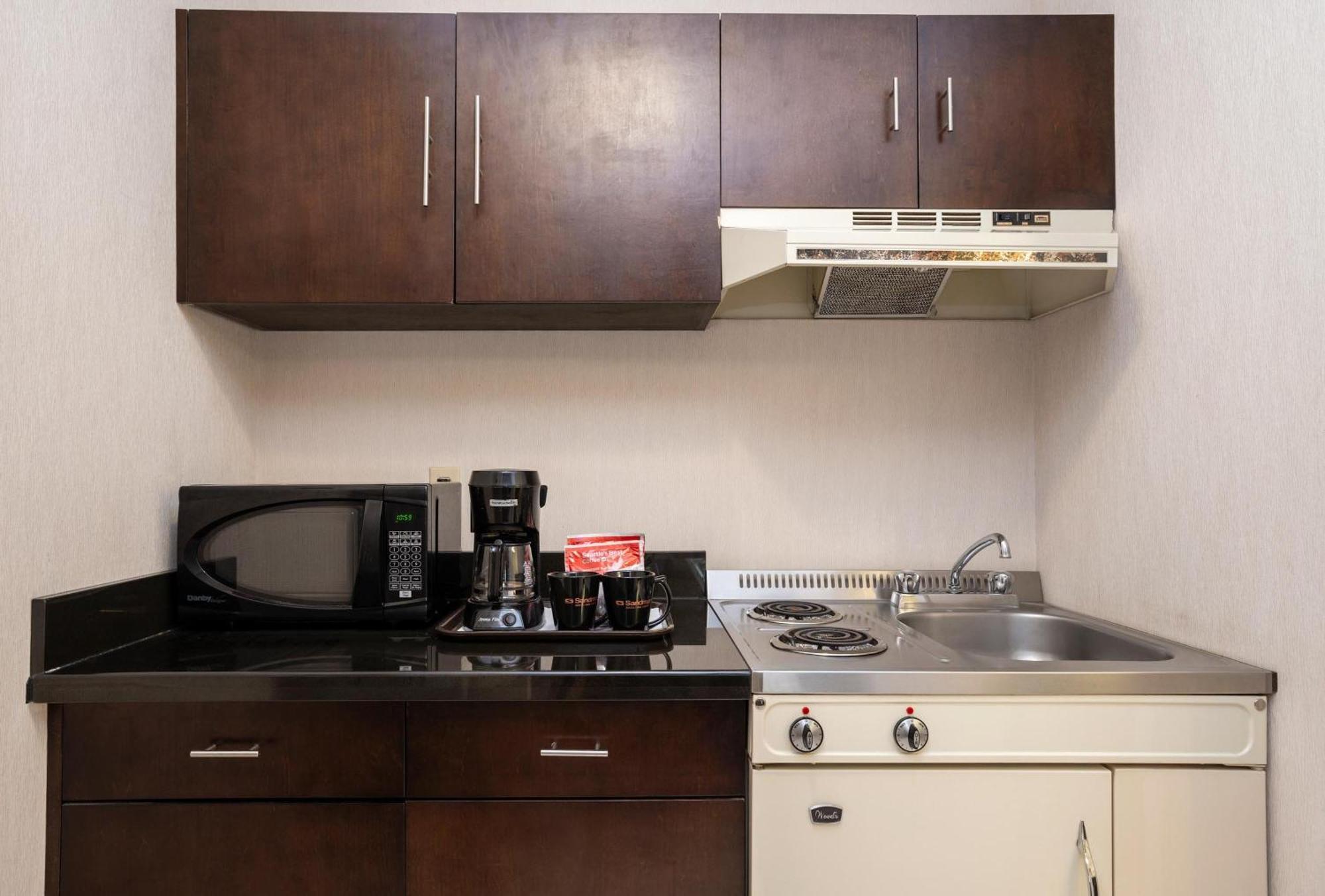 Studio, 1 King Bed, Sofa Bed, Kitchenette, Monashee Building,1221016939:JPEG
