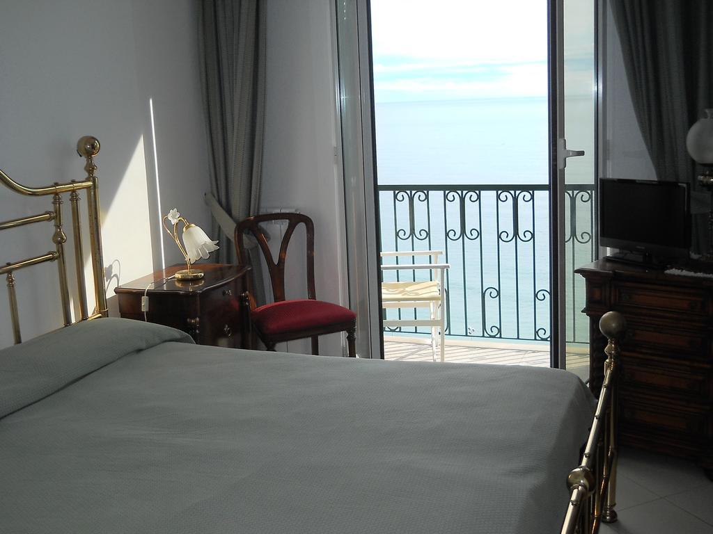 Doppelzimmer mit Balkon und Meerblick