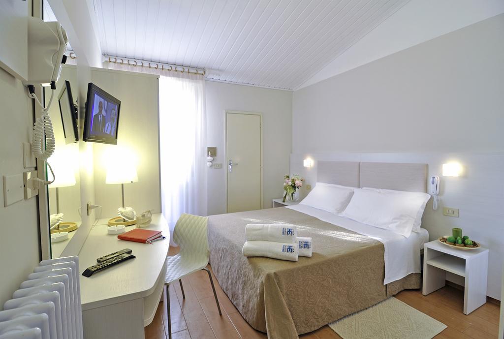 Standard Double or Twin Room,1007190346:JPEG