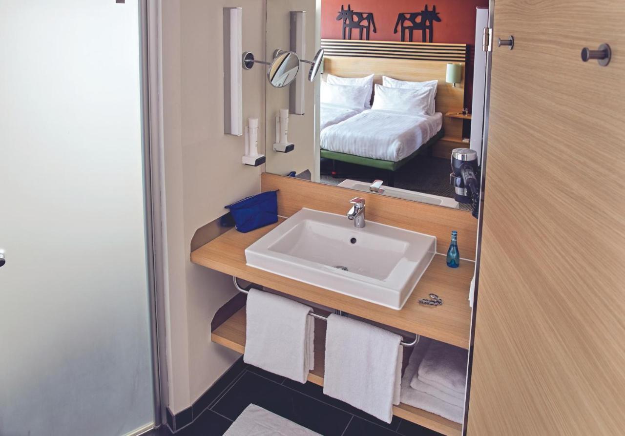 Single Room,695789103:JPEG