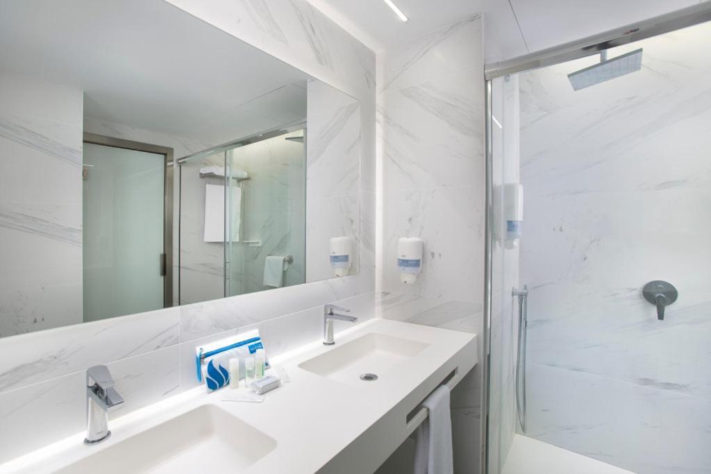 Twin Room with Sea View (2 adults),1226896928:JPEG