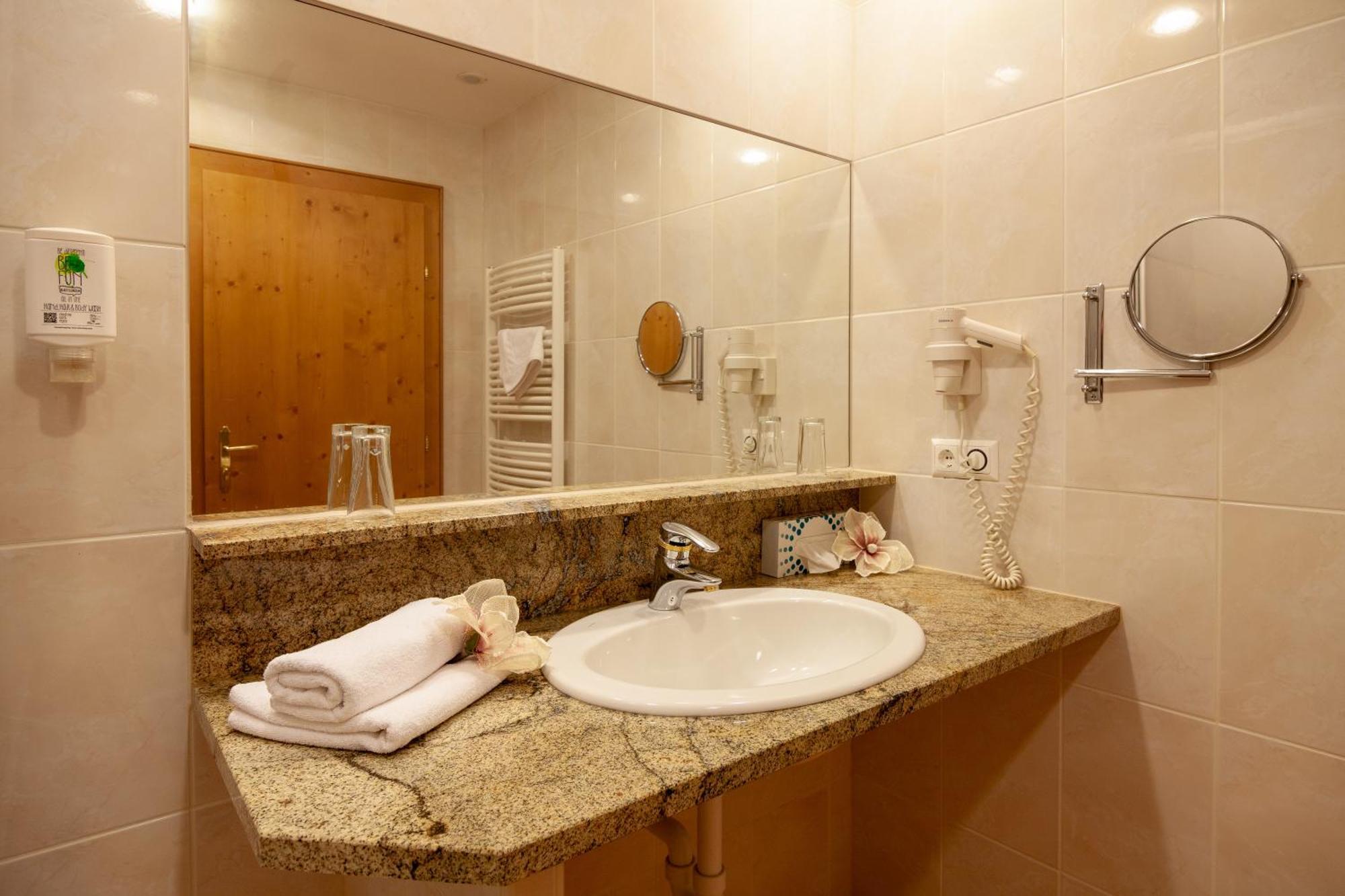 Deluxe Suite Spa Bath
