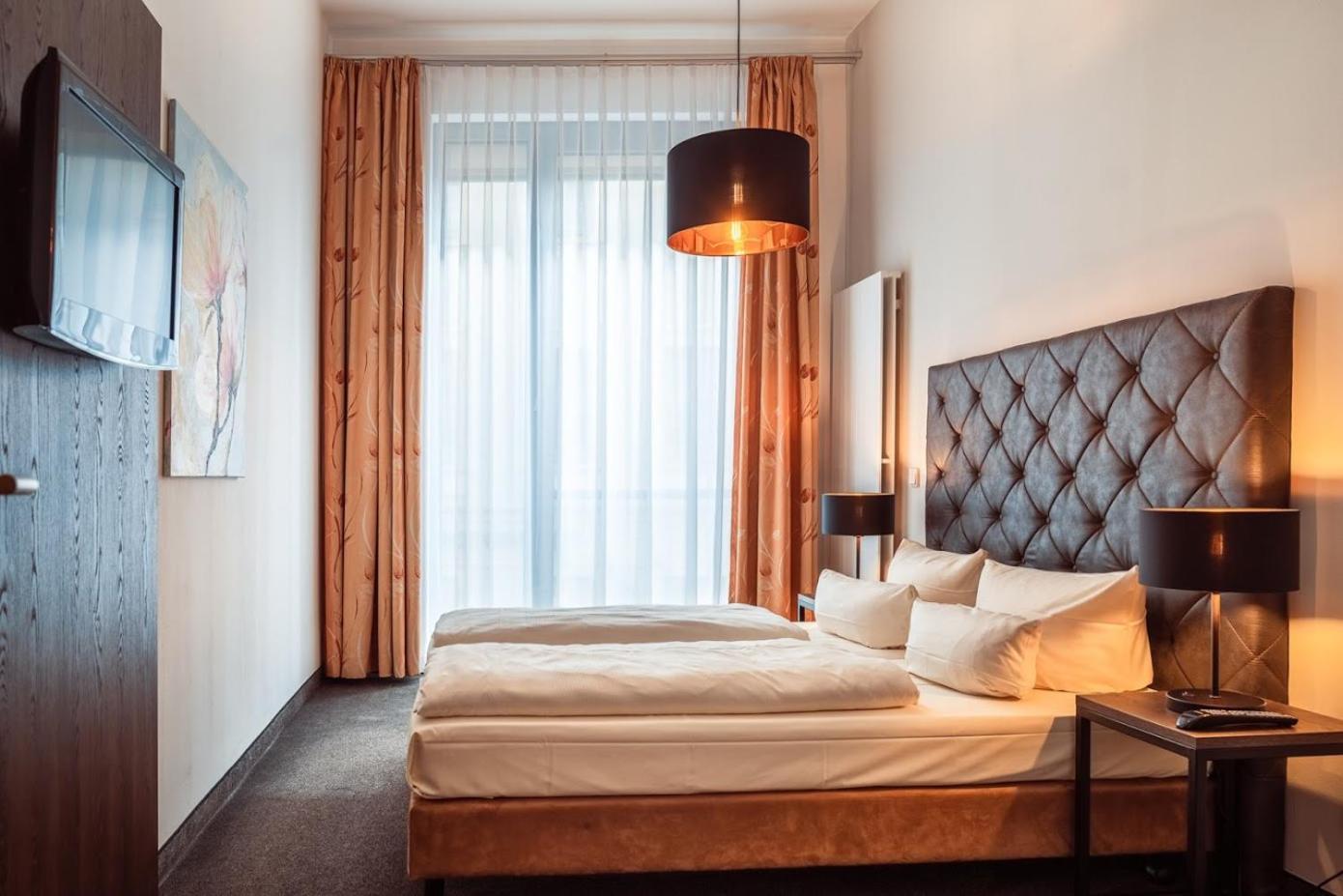 One-Bedroom Apartment,1228294889:JPEG