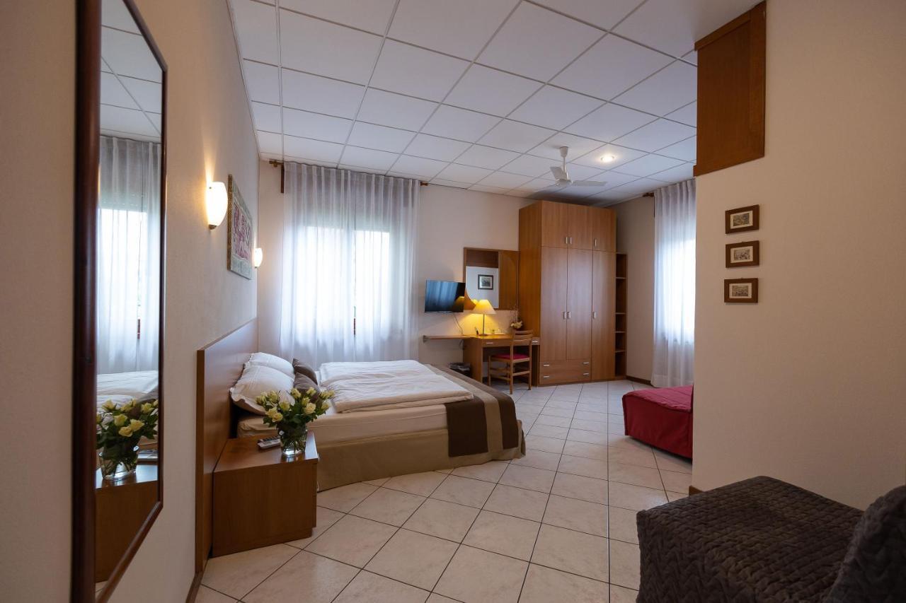 Family Room,1230383491:JPEG