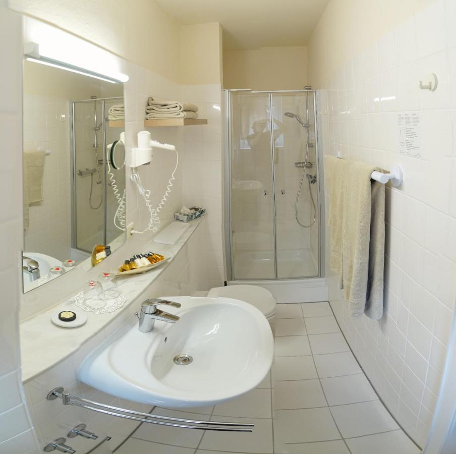 Single Room Bathroom,1230436876:JPEG