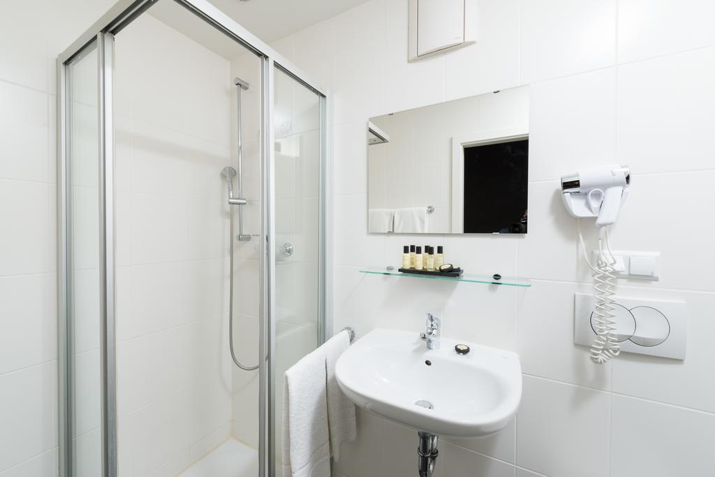 Single Room,1212149071:JPEG