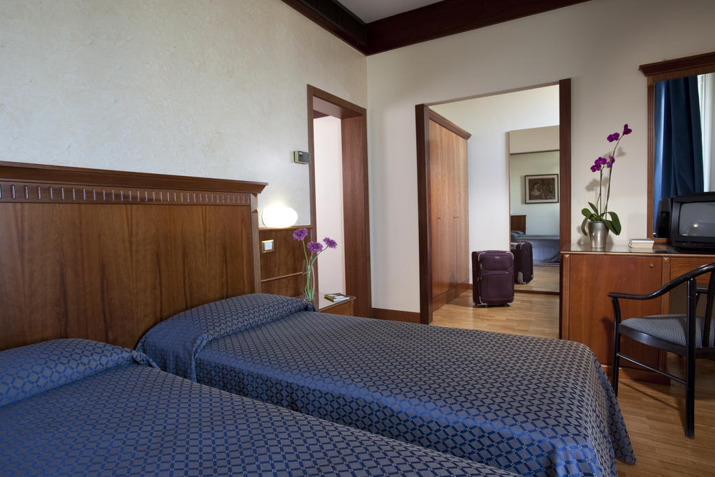 Double or Twin Room with Lateral Sea View,812868573:JPEG