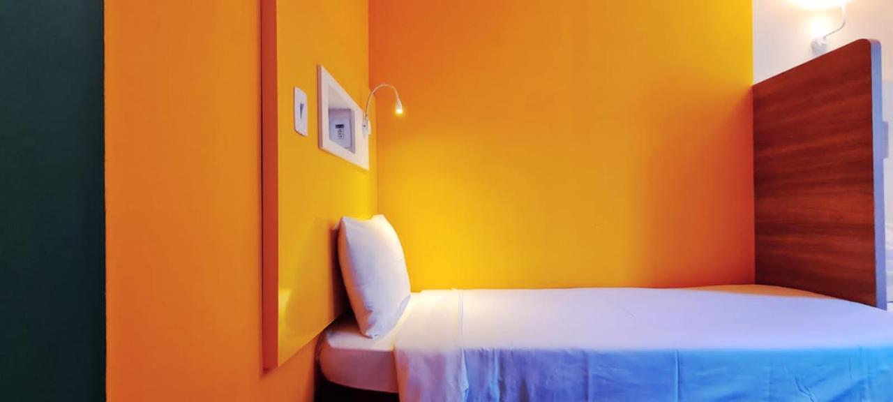 Quarto Econômico com 2 camas de solteiro e vista  lateral cidade