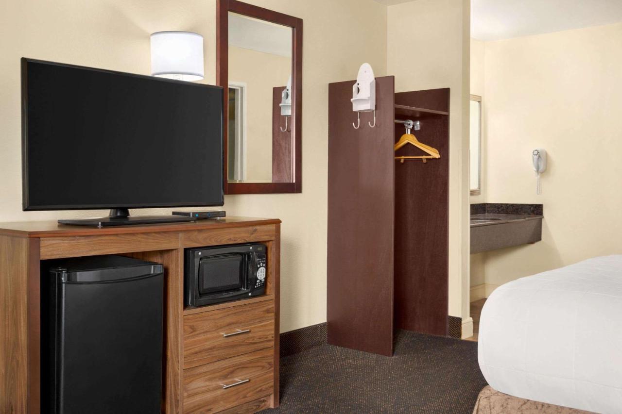 Single Queen Room
