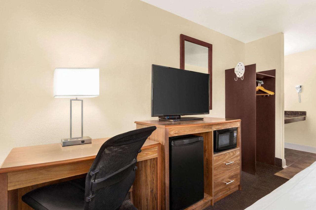 Queen Room Mobility Access or Non-Smoking