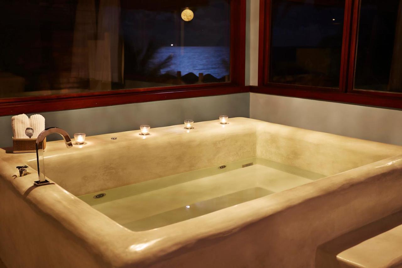 Deluxe Suite Spa Bath