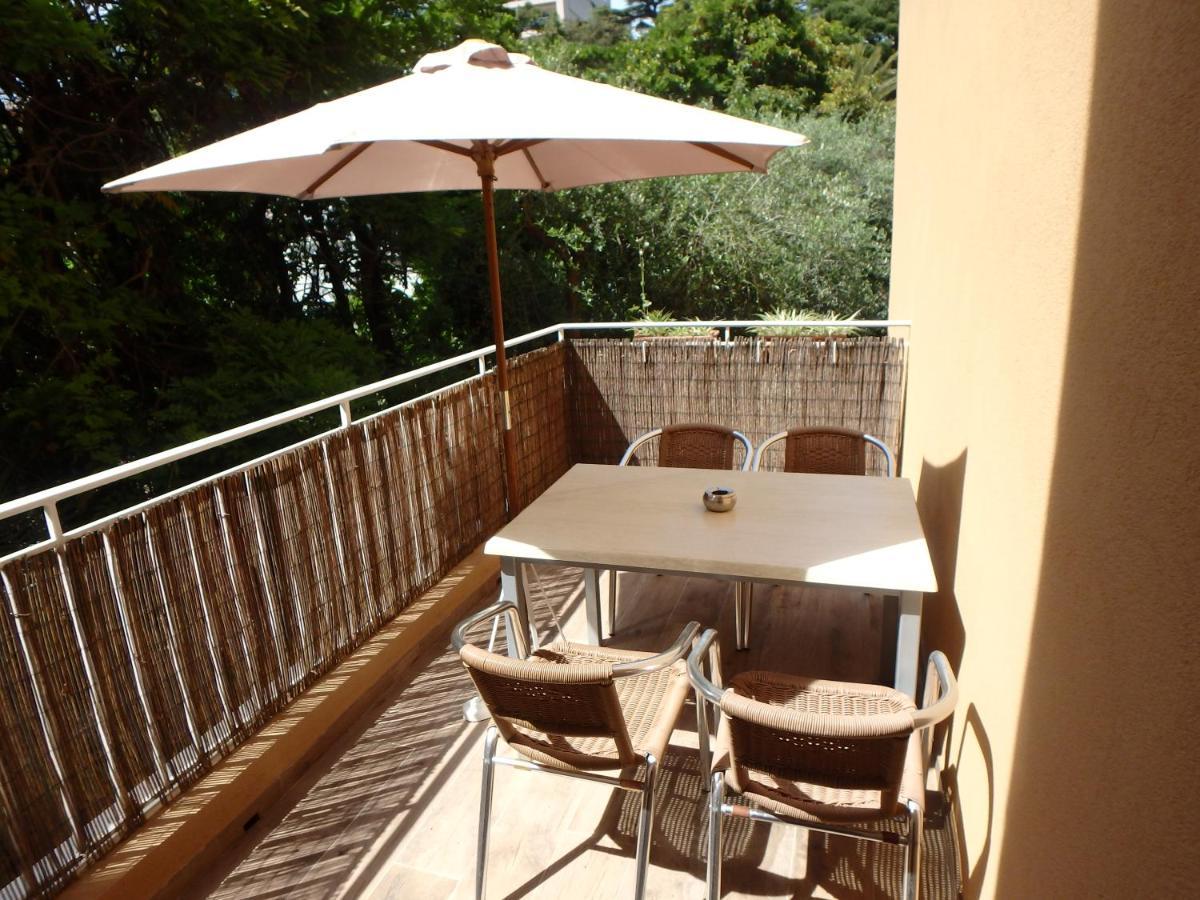 One-Bedroom Apartment Terrace West View