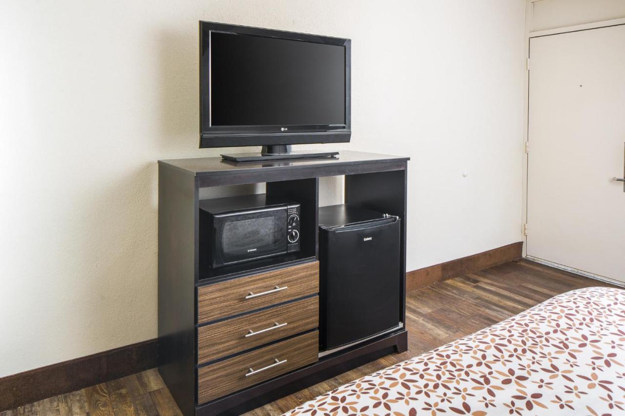 Economy Double Queen Room