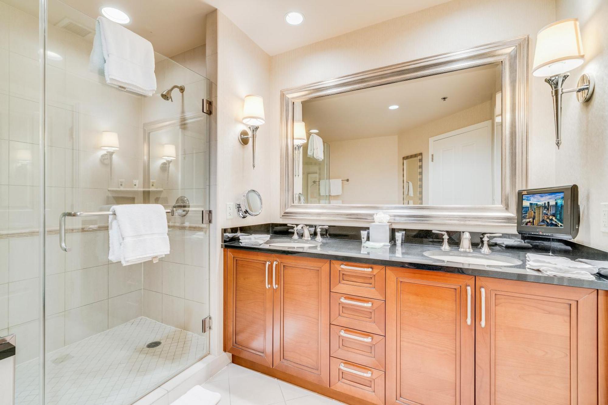 Elite Deluxe Studio Jetted Tub